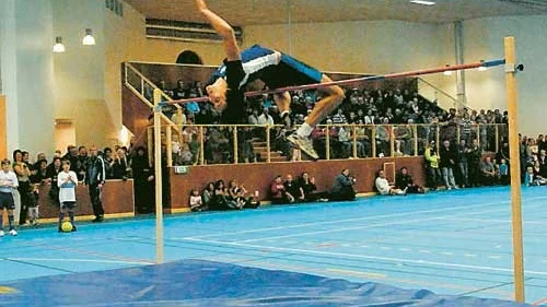 Daniel Lennartsson glider över 2,03 i samband med invigningen av Idrottshallen i Södra Vi. På söndag hoppar han för medalj på junior-SM i Nyköping. Foto: Janne Strömsten