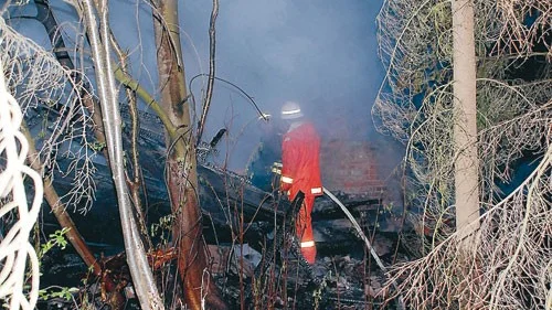 För sjätte gången tände någon på en fastighet på Bergsgatan. Uthuset brann ner och även ett uthus hos en granne förstördes.