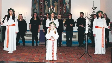 Lucia Elin Nyberg och lill-Lucia My Andersson kröntes till rang och värdighet av ljusets budbärerskor vid den högtidliga ceremonin i Hultsfreds kyrka