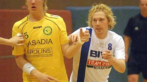 Hultsfreds Erik Schultz, t v, i kamp med Linköpings Ludvig Svantesson.