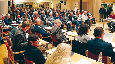 Över hundra personer kom till kommunfullmäktige i Ydresalen i Österbymo i måndags kväll.