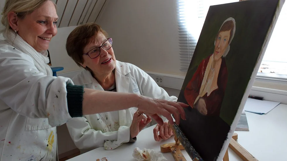 Maja Westberg Enqvist ger Jane Andersson feedback. Jane har valt Kökspigan av Rembrandt. "Jag tycker om bilden, det ser verkligen ut som om hon sitter och funderar på vad hon ska laga till middag". Foto: Rebecca Forsgren Malmström