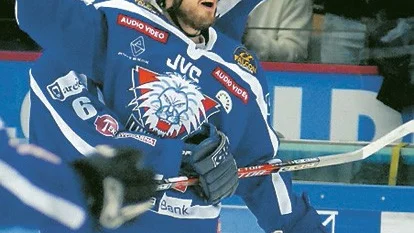 1-0 till Linköping. Linköpings HC vann den första SM-finalen i ishockey med 5-1 mot Modo hemma i Cloetta Center. Här signalerar Niklas Persson för 2-0-målet.