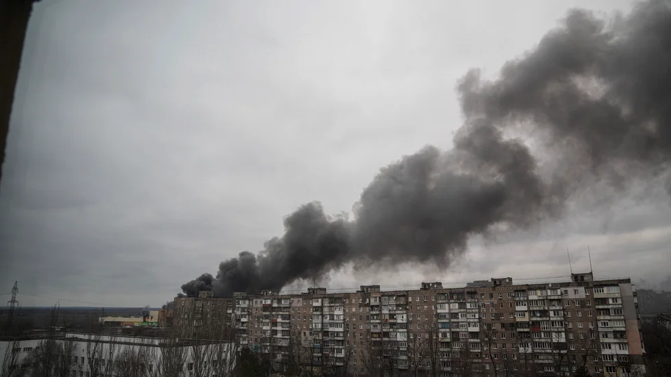 Angrepp mot Mariupol. Bild från i fredags.
