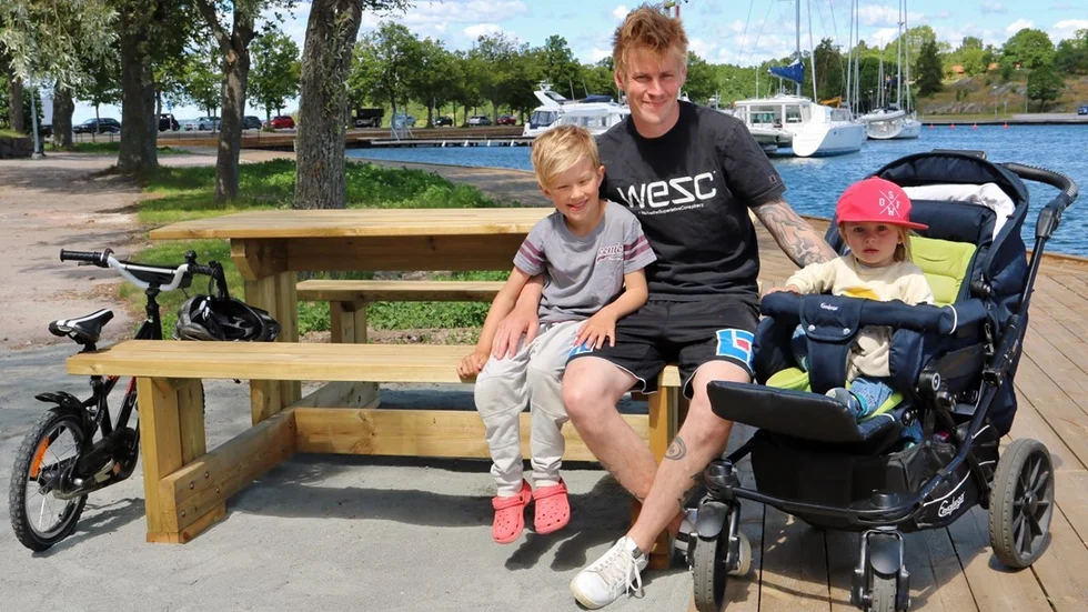 Mattias Viberg med barnen Ville och Milo passar på att använda den nya gångvägen och fikaborden vid Slottsholmen. Foto: Liselotte S Johansson