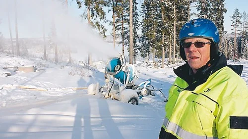 Gösta Erlandsson startade under gårdagen Dackestupets snökanoner.