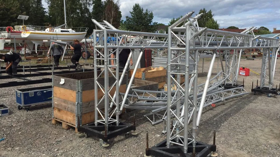 Bygge pågår. Just nu byggs festivalområdet i Loftahammar. På fredag är dets dags för den första hamnfestivalen.