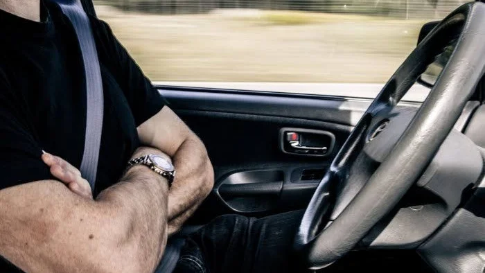 Handen på ratten? I en tänkt framtid ska föraren kunna släppa ratten och låta fordonet ta kontrollen.