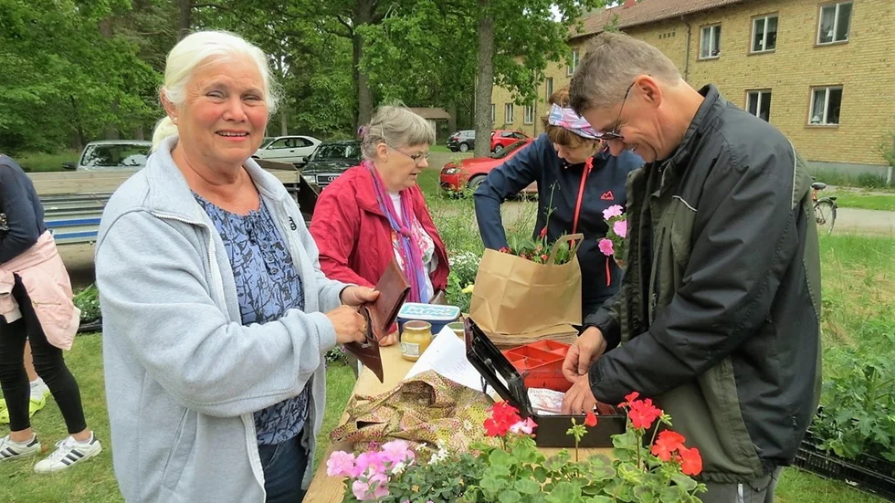 Anita Petersén köper blommor av Håkan Olofsson. Foto: Åsa Thaberman