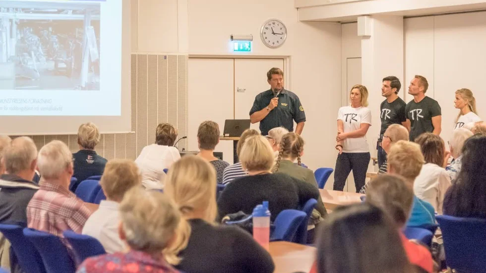 Efter branden. Peter Helge från Räddningstjänsten informerar TR:s medlemmar om branden i träningslokalen.