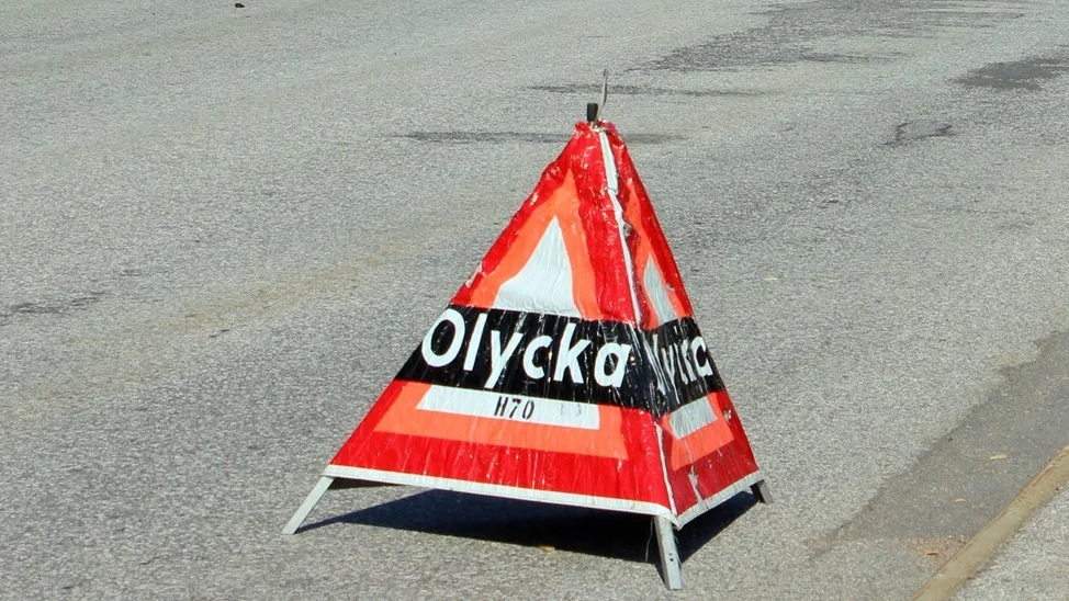 Eett körfält stängdes av efter olyckan eftersom det var så mycket skräp på vägen. 