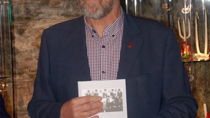 Författaren Per Helge med sin bok Det stora kärlet