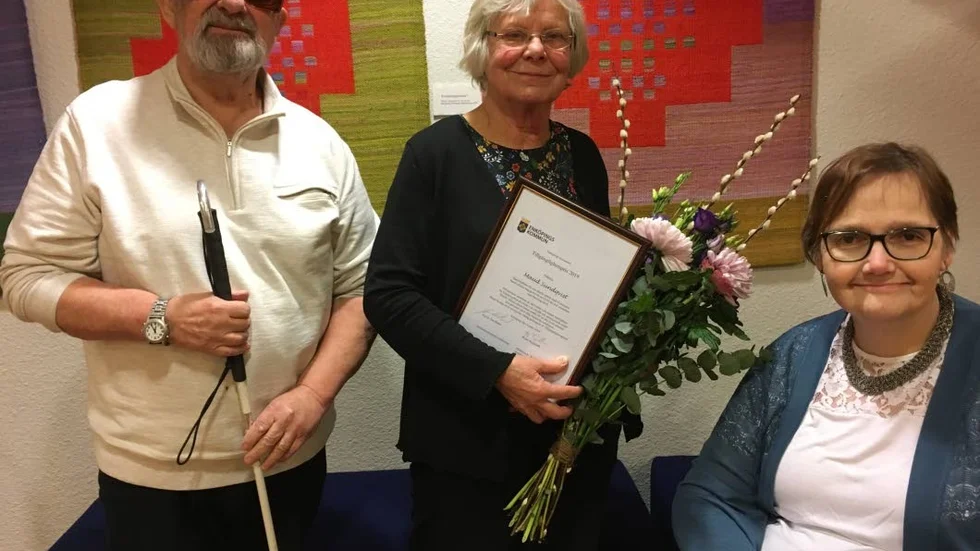 Den glada pristagen Maud Sundqvist omgiven av Jan Wigdell, som tog initiativet till Tillgänglighetspriset, och Katarina Lindberg, vice ordförande i Handikapprådet.