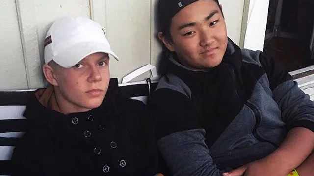 Eric Vängelin anordnar en minnesmatch för sin bästa vän Isaac Carlson (t.h) som omkom tidigare i år i en trafikolycka.