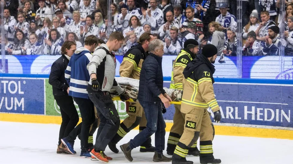 Leksandsspelaren Tobias Forsberg lämnar Tegera Arena på en bår i onsdagens match mot Almtuna.