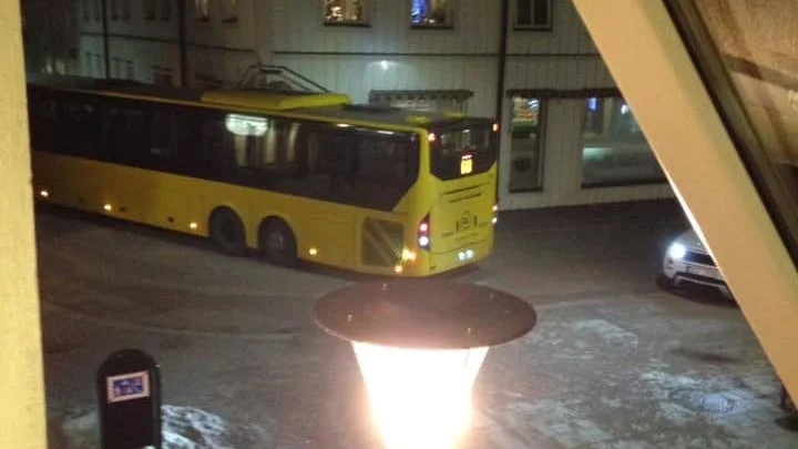 En UL-buss på linje 848 mellan Uppsala och Sala stötte in i en byggnad på onsdagskvällen.
