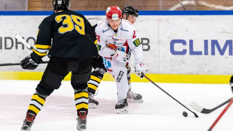 Lucas Sandström i vitklädda Almtuna gjorde comeback mot Pantern, en match som slutade 0–2. Ais tredje raka seger och tredje raka nolla.