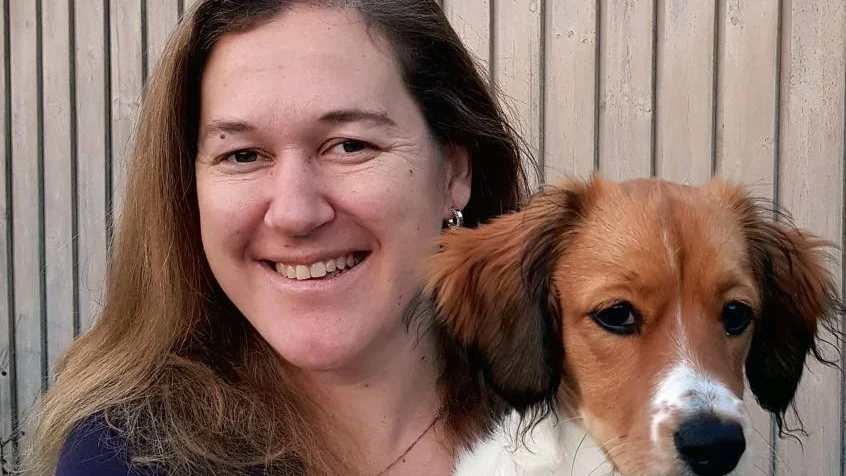 Tove Fall med sin hund Vega.