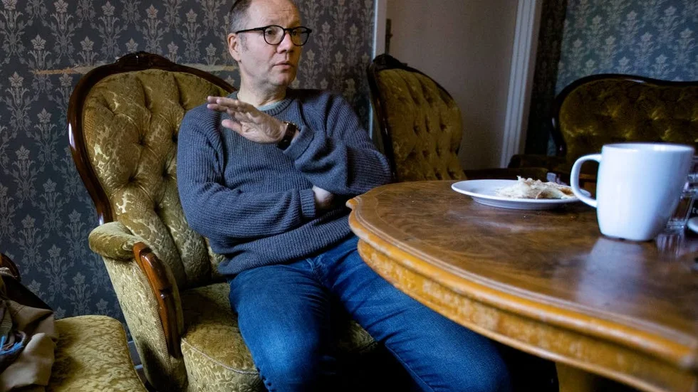Peter Englund ser ut att må bra av uppehållet från Svenska Akademien när han sitter på stamfiket i Uppsala. – Fast jag har haft många trevliga stunder där också.