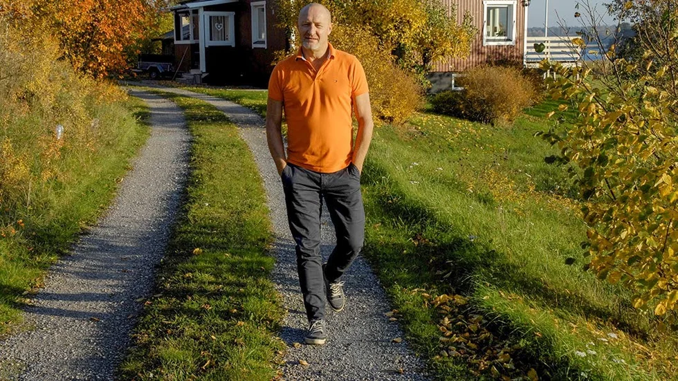 Thom Eklund bor i Örsundsbro med en vidunderlig utsikt över ängar och vatten mitt emot Biskops Arnö.