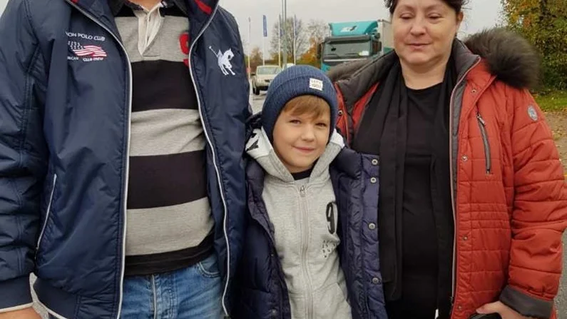 6-åriga Denis tillsammans med morföräldrarna Ivan och Marianna Ilkuv.