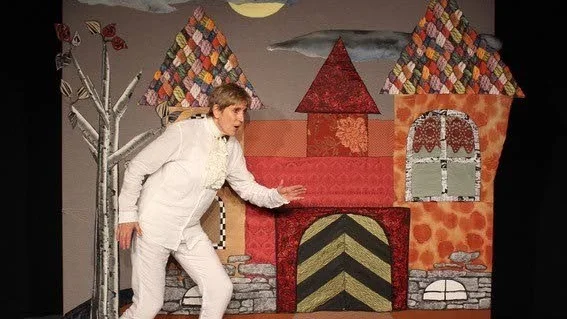 Siv Eriksson i titelrollen med slottet Gomorrsonsol bakom sig i Teater Dacapos "Lilla spöket Laban".