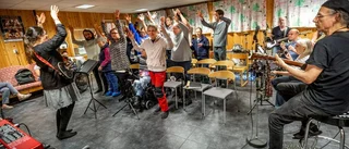 Livad stämning när Esters Stämband repar