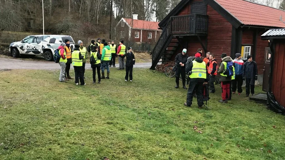 Missing Peoples bas vid Lurbo gård under sökningen efter kvinnan.
