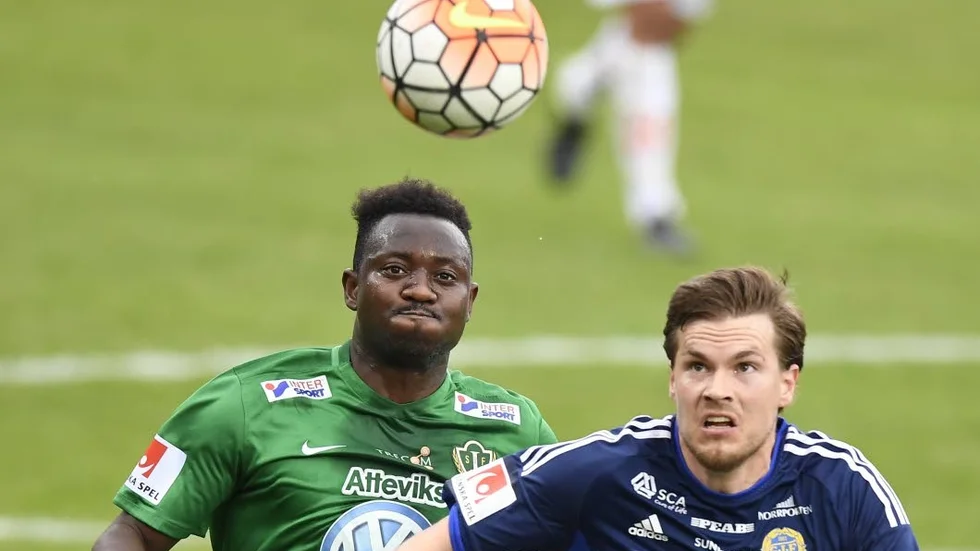 Duell. Sebastian Rajalakso i närkamp med den tidigare Siriusspelaren Moses Ogbu.