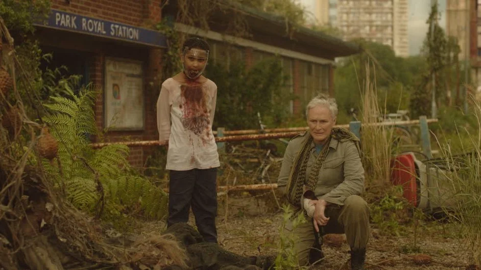 Sennia Nanua och Glenn Close i zombiefilmen "The girl with all the gifts".