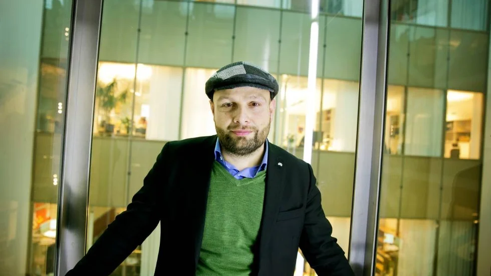 Mohamad Hassan (L)