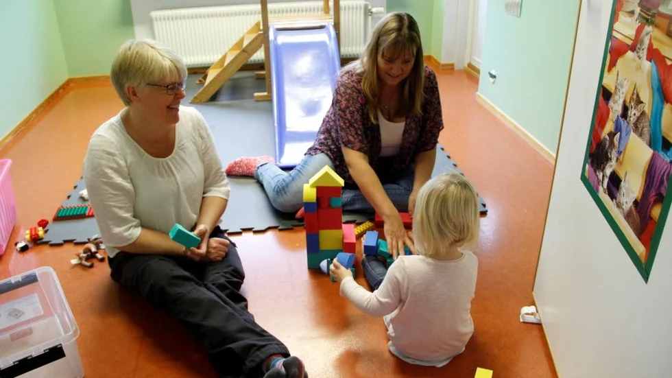 Barntomt. Så är det inte ofta på förskolan Mattisborgen som byggts för två avdelningar, men som i dag innehåller tre stycken. Här bygger kollegorna Ulrika Johansson och Camilla Hamlin ett torn.