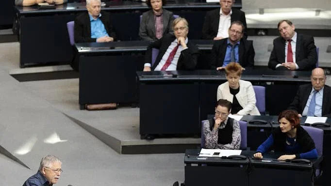 Wolf Biermann uppträder inför partimedlemmar från "Die linke" 2014 under minnesdagen för murens fall.