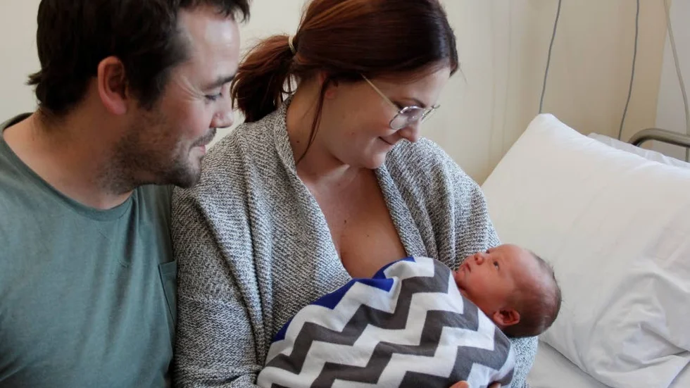 Neil Rising och Jennie Heinonen med sonen Preston, född två minuter över midnatt 1 januari 2017.