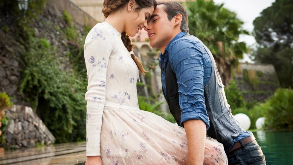 Kärlek med förhinder: popstjärnorna Violetta och Leon (Martina Stoessel och Jorge Blanco) skiljs åt och återförenas i "Tini - Violettas nya liv".
