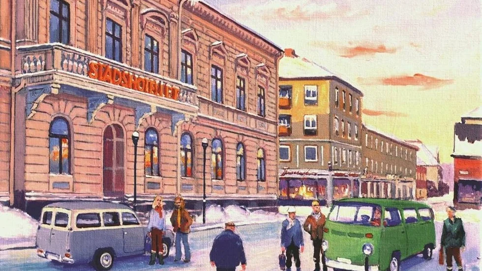 Leif Ahnlund har målat denna målning som kallas "morgonsamling på torget". Folkabussen och Duetten rullar på Källgatan med Stadshotellet i bakgrunden.