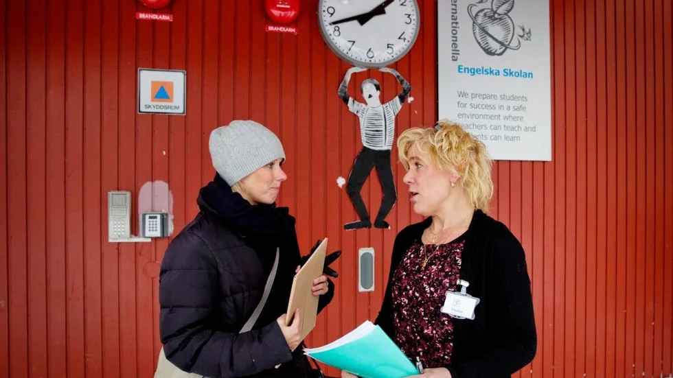 Politikerbesök. Utbildningsnämndens ordförande Caroline Andersson (S), t v, tog emot protestlistorna från Johanna Strandh, ordförande i Engelska skolans föräldraförening.