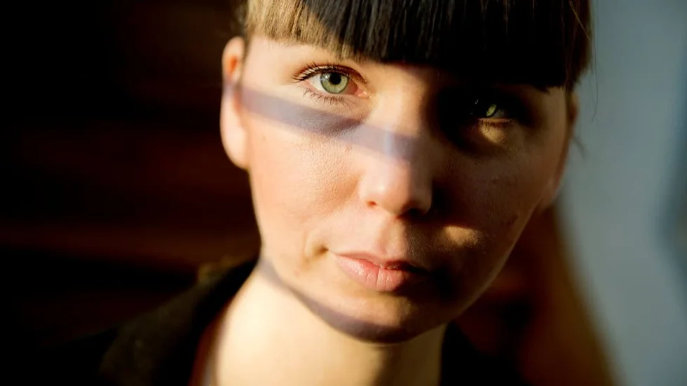 Sexuella trakasserier är så otroligt normaliserat i hela samhället, säger Chris-Emelie Denstedt på Uppsala tjejjour. ”Generellt finns en attityd att det här med att bli tafsad på eller kallad saker, det får man som tjej stå ut med. Tjejer tvingas vänja sig och hitta strategier för det. När en kille i mellanstadieklassen drar ner byxorna på en viftar läraren bort det med ett ’han tycker nog bara om dig’. Ursäkter som fortsätter resten av livet.”