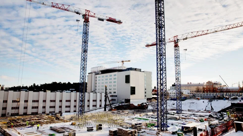 Vårdbyggnad. Byggnadsarbetare från Polen är med och bygger stommen till ingång 100 vid Akademiska sjukhuset. Byggnads är oense med polackernas arbetsgivare om lönenivån och förhandlingarna har strandat.