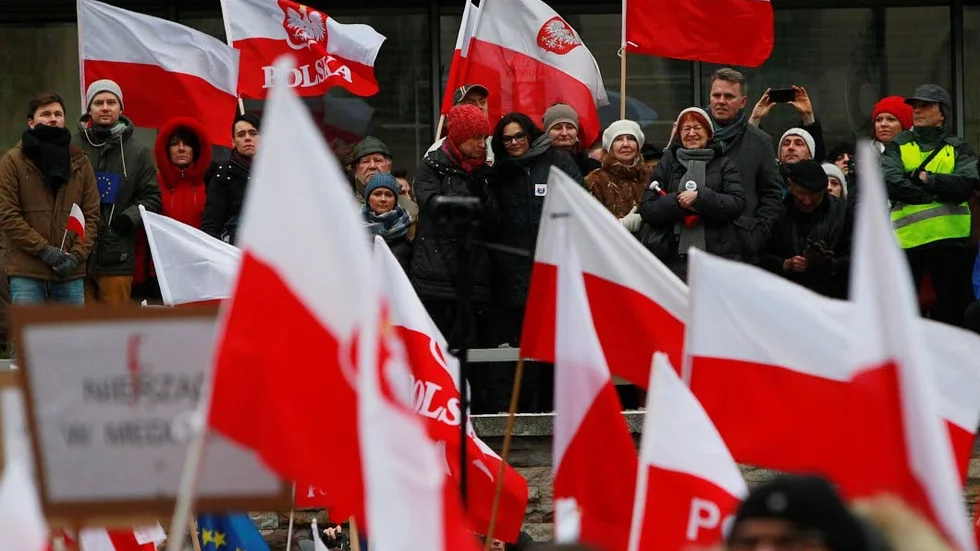 Demonstration i Warszawa. Friheten för polska medier är hotad.