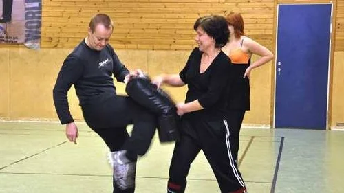 Juha Rintala instruerar Maria Berglund.