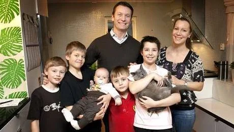 Fam. Löfving
Frv. Isak,Hugo Benjamin,Otto,Adam med katten och i bakgrunden Johan och Sofia