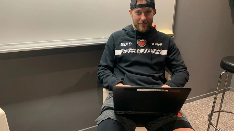Linus Omark chattar med läsarna.