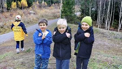 Erik, Alexander och Albin visar hur de ska frysa och berättar hur roligt de ska ha när snön kommer till den nya pulkabacken. Nedför backens baksida går Sanna Nilsson, som arbetar på Alsikeskolans fritids.