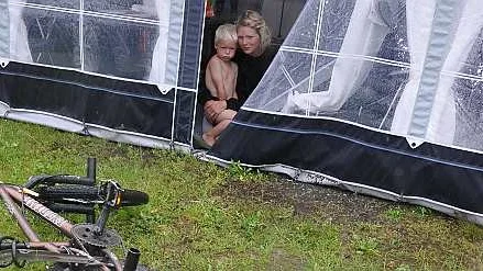 Susanna Åsbrink från Örbyhus med 4-årige sonen Liam på Sunnanö camping i Öregrund i hällregnet.
