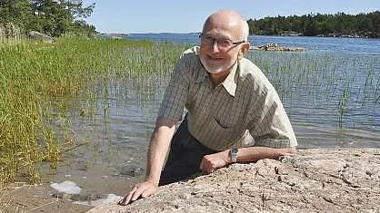 Sedan Östen Andersson gick igenom alla hans fars polisrapporter gav stoffet material till boken Fjärdingsman i skärgården.
