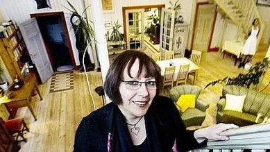 Yvonne Eklund i det gamla missionshuset som nu är en modern bostad.