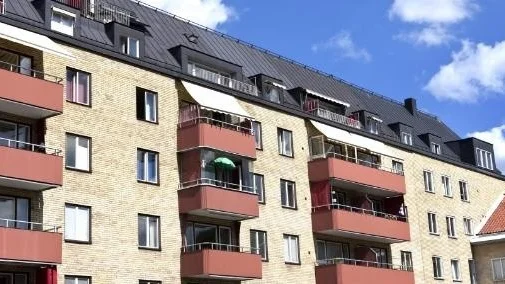 I det här huset på Skolgatan i Uppsala såldes i torsdags en bostadsrätt för nära 60 000 kronor per kvadratmeter.