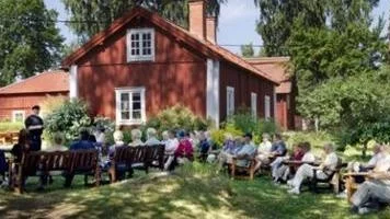 Friluftsgudstjänst i Ekeby by, Vänge.  Prästen Mikael Arqvist håller predikan.