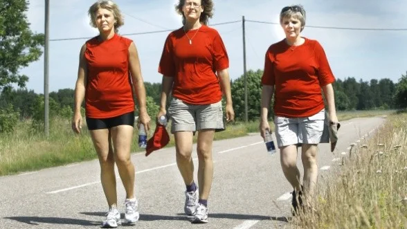 Birgitta Carlström, Annie Sandström och Emmelie Göransson vandrar för bättre arbetsvillkor.